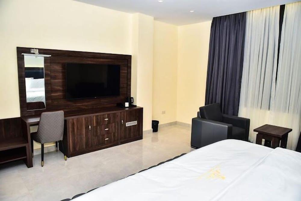 3pple M Continental Hotel & Suites - Tap to explore photos