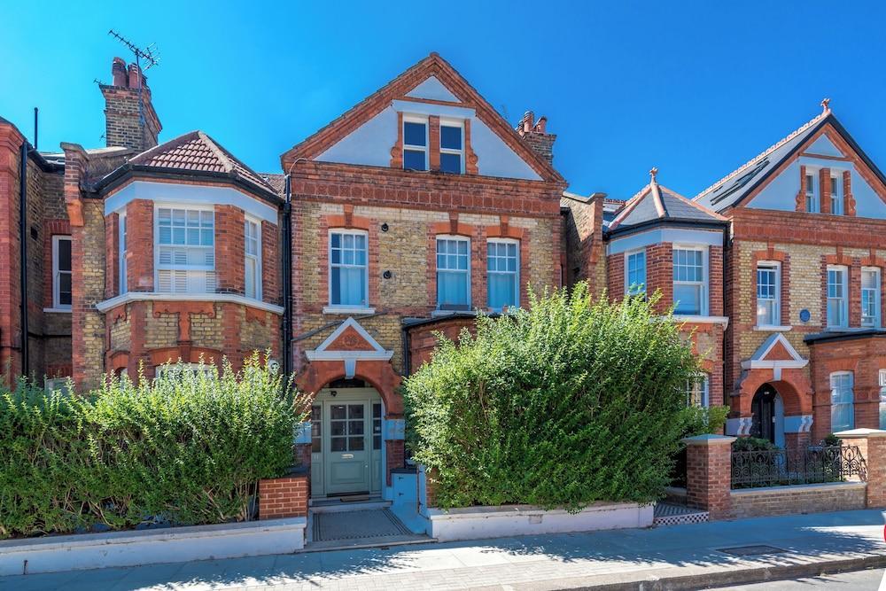 2Bedroom flat with garden in Battersea