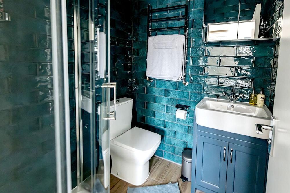 82A Dalston Lane Terrace - Tap to explore photos