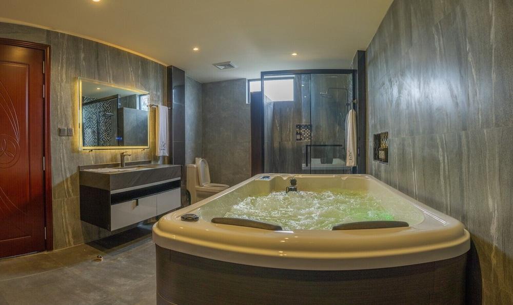 AIG Grand Room Type - Junior Suite