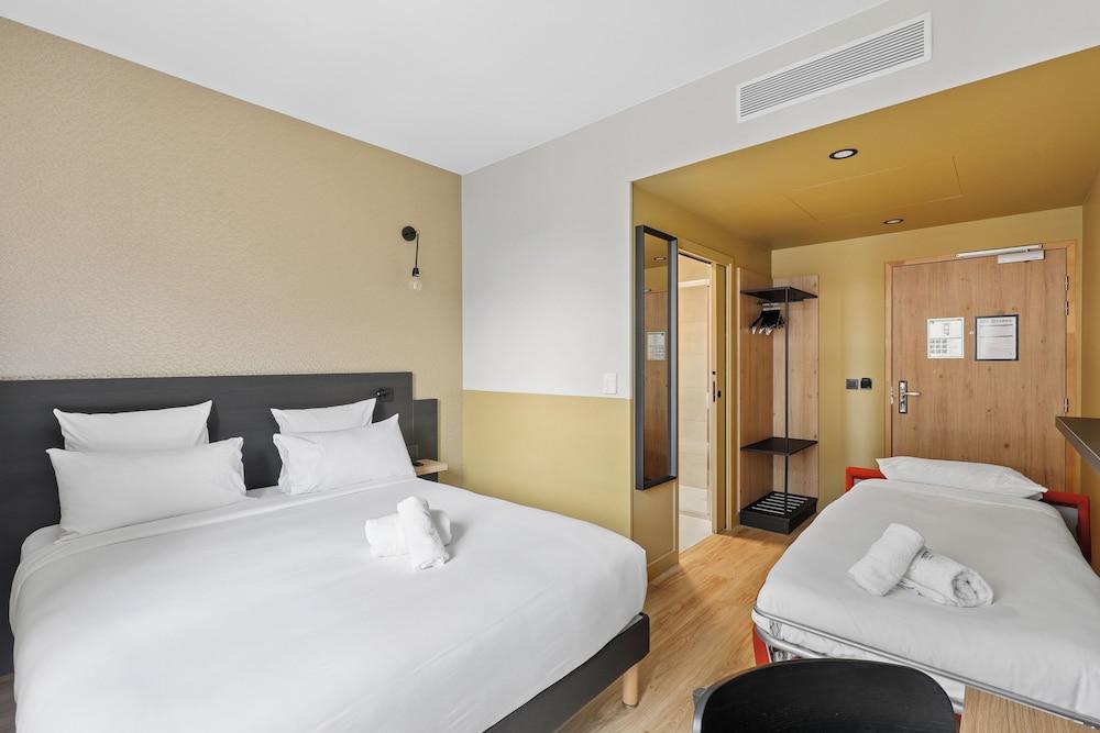 All Suites Hôtel | Paris Pleyel – L’île Saint Denis Room Type - SUPERIOR FAMILY ROOM (DOUBLE BED AND SOFA BED 1 PERS)