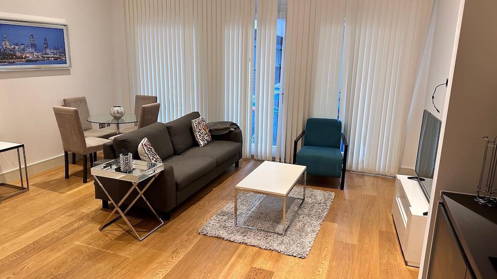 Apartment-sleeps3-hottub-patio - Tap to explore photos