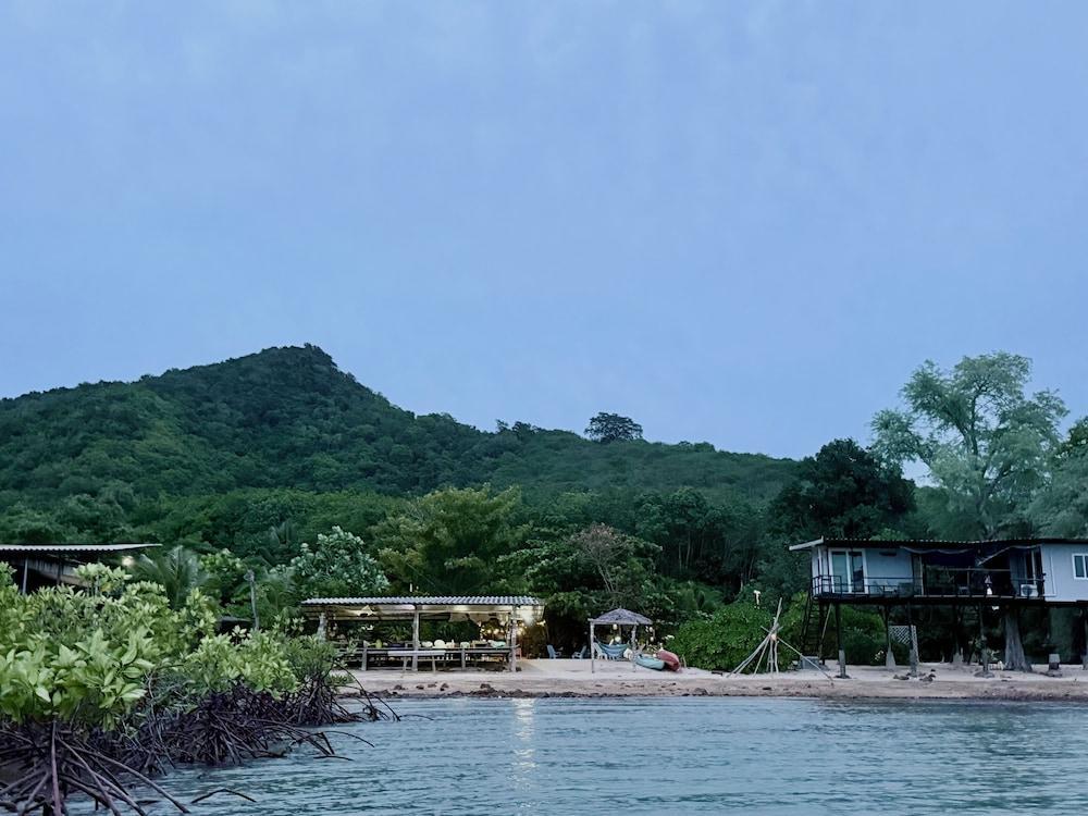 Baan Plai Laem Resort