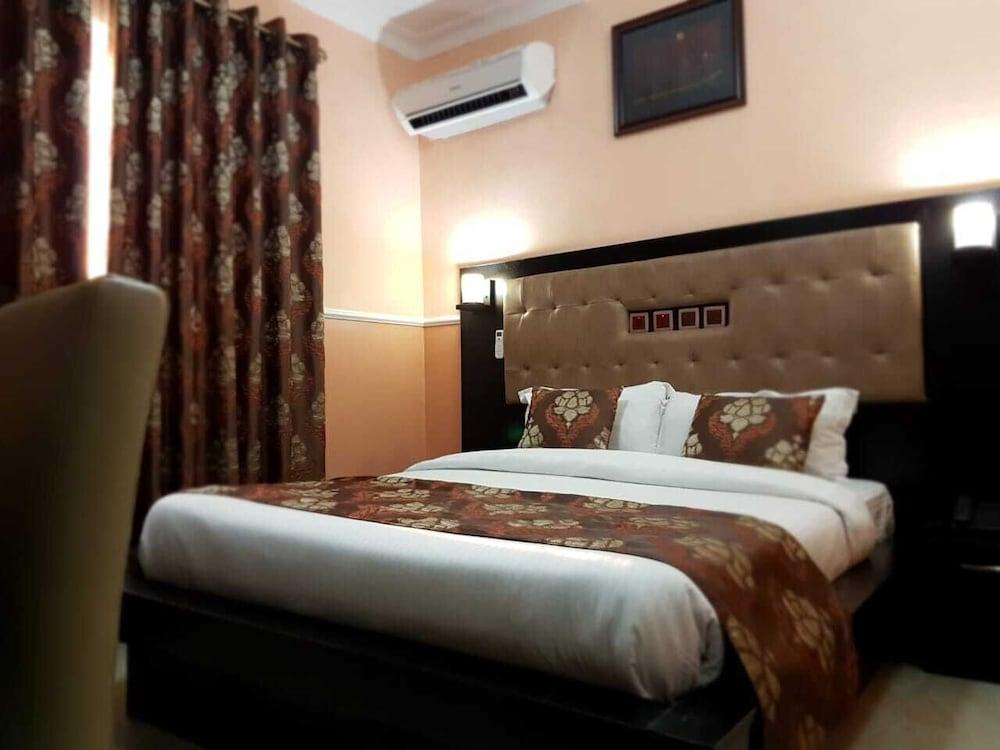 Atlantic Palms Suites Room Type - Standard Single Room, 1 Queen Bed, Refrigerator
