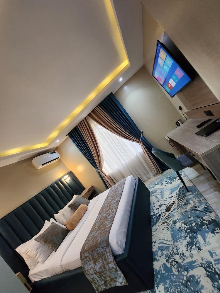 Atlantic Palms Suites Room Type - Deluxe Single Room, 1 Queen Bed, Refrigerator