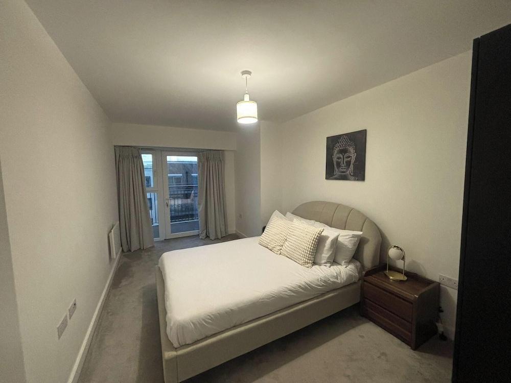 Beaufort Park - 2 Beds - 2 Bathrooms - Tap to explore photos