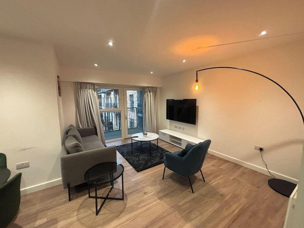 Beaufort Park - 2 Beds - 2 Bathrooms - Tap to explore photos