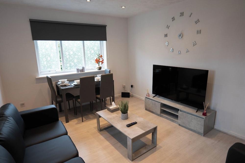 Beckton Docklands - 1 Bedroom - Sleeps 4 - Wifi - Tap to explore photos
