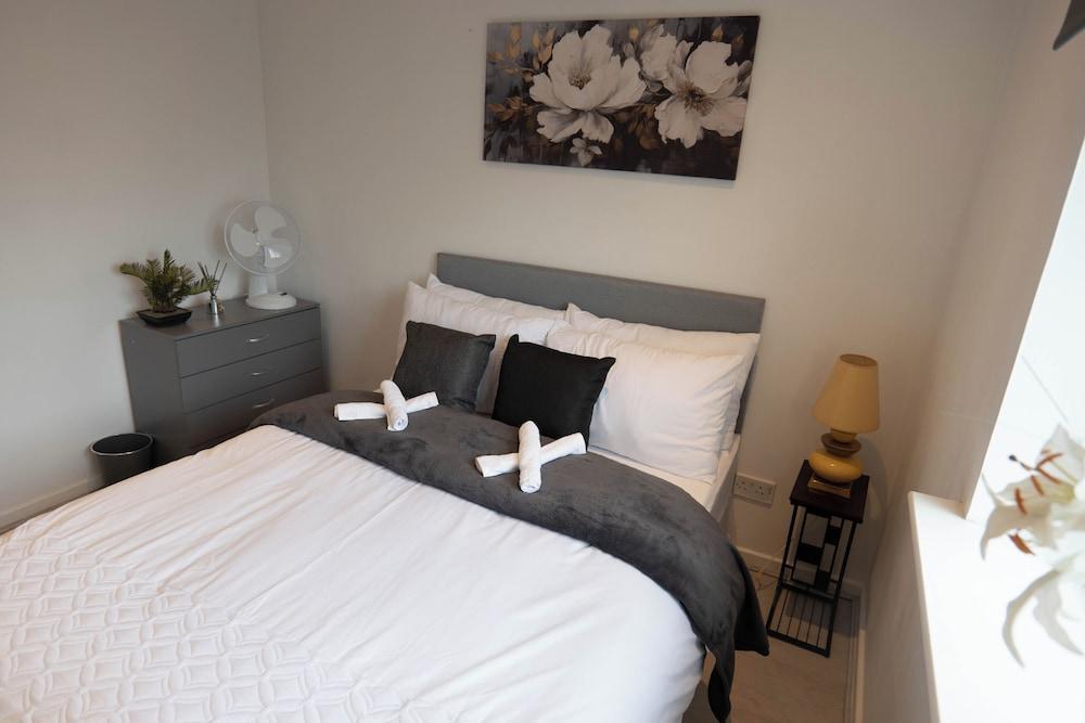 Beckton Docklands - 1 Bedroom - Sleeps 4 - Wifi - Tap to explore photos