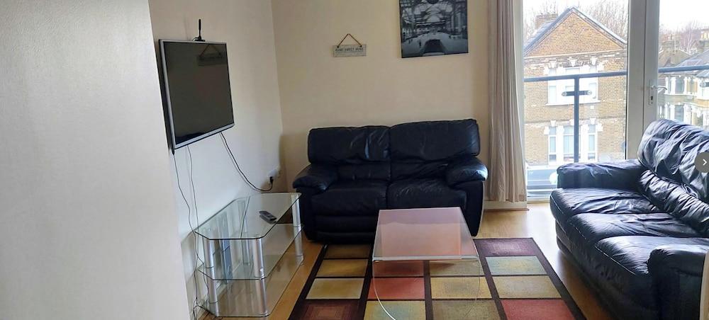 Bushwood, Ldn 2bed Apt-balcony-parking - Tap to explore photos