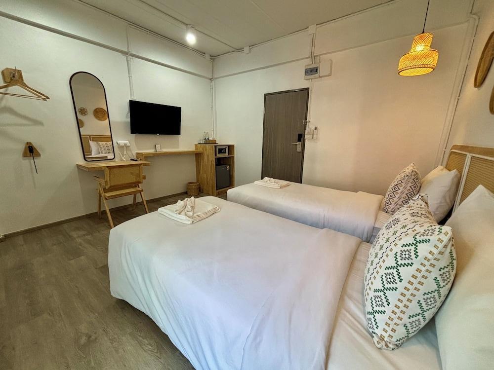 Charm Hostel at Jomtien Room Type - Comfort Twin Room