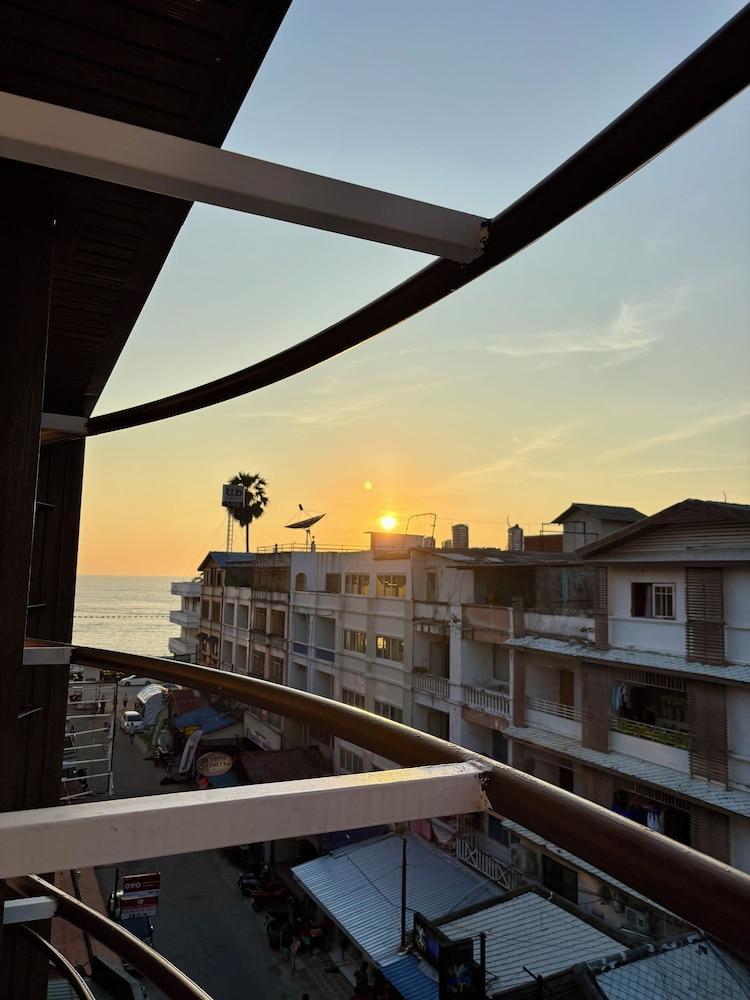 Charm Hostel at Jomtien - Tap to explore photos