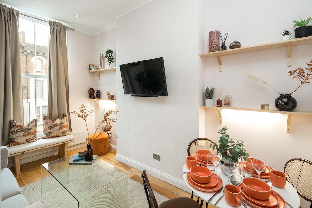 Charming 1-bed Apartment in London - Tap to explore photos
