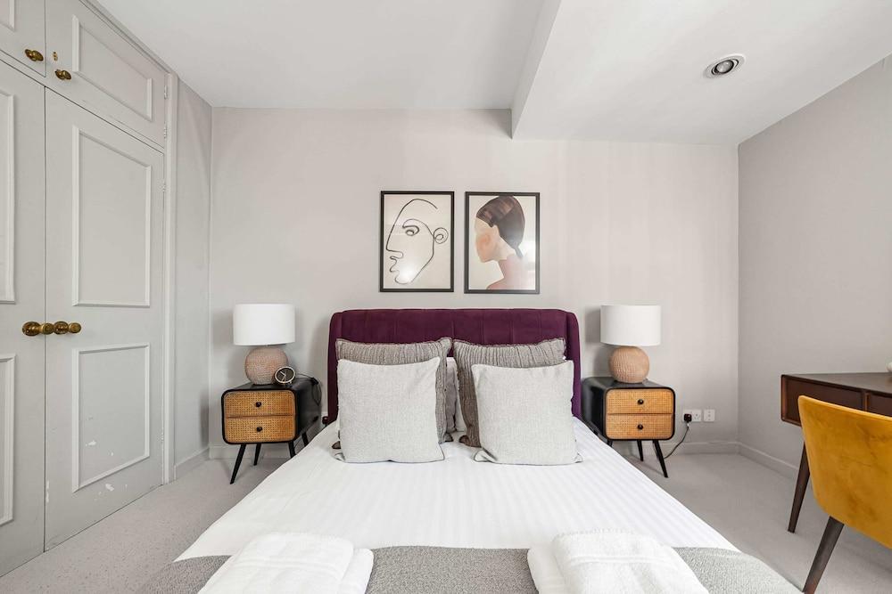 Chic Flat With Stunning City Views - Tap to explore photos