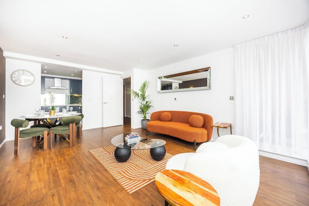 Chizzy Superior One Bed Apartment - Tap to explore photos