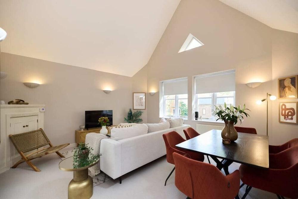 Chiswick Views & Space Elegant 3bdr Duplex With Parking - Tap to explore photos