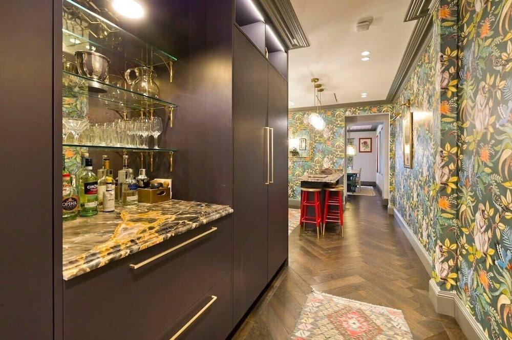 Colourful 3 Bed Kensington Garden Flat - Tap to explore photos