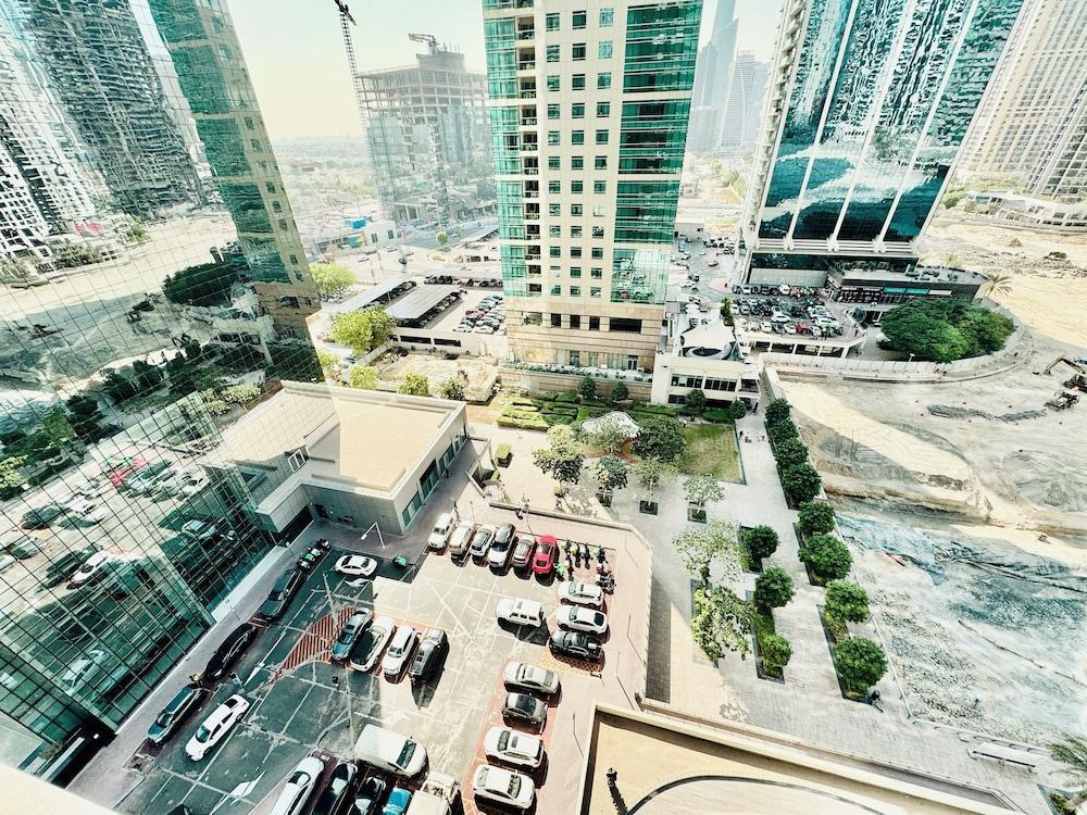 Cosmos Living - Goldcrest Views1