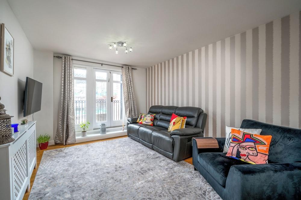 Cozy 3-bed flat near Vauxhall Gardens - Tap to explore photos