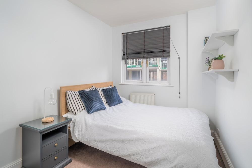 Cozy 3-bed flat near Vauxhall Gardens - Tap to explore photos