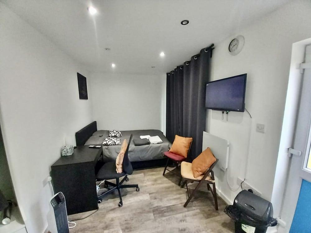 Cosy 1-bed Studio in Northolt - Tap to explore photos