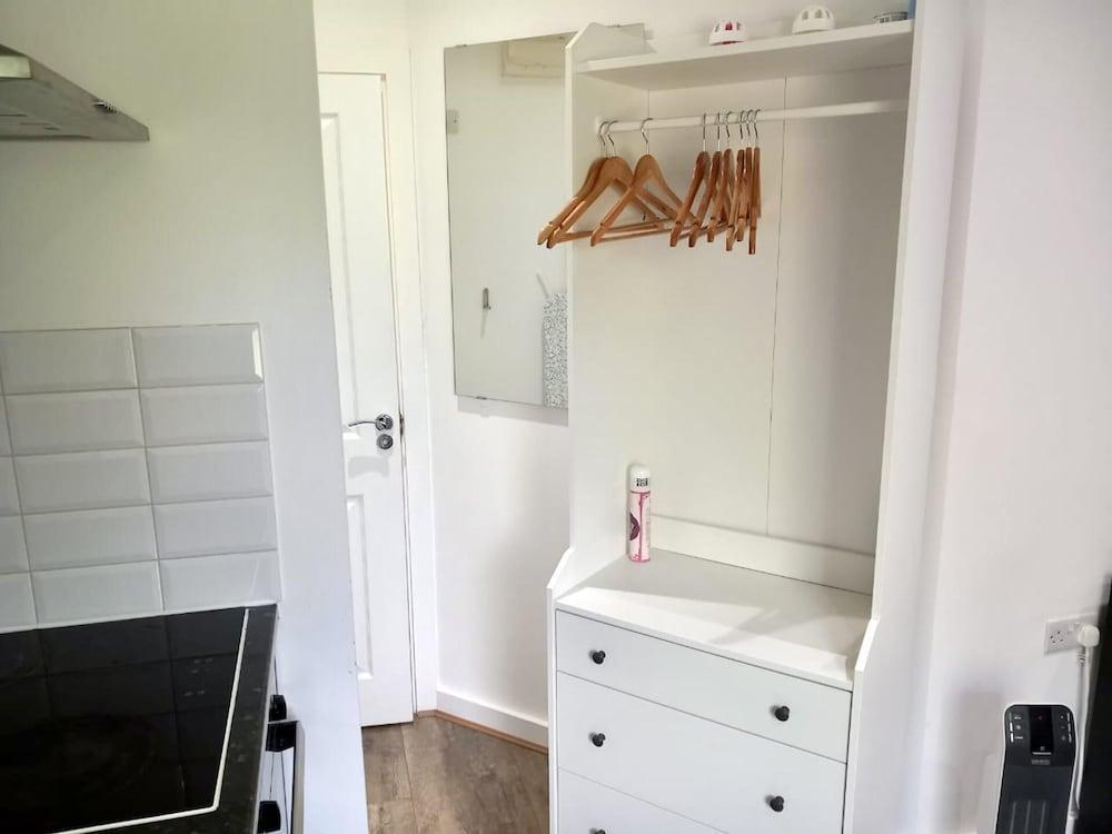 Cosy 1-bed Studio in Northolt - Tap to explore photos
