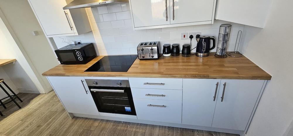 Cozy 3-bed House in Dagenham - Tap to explore photos