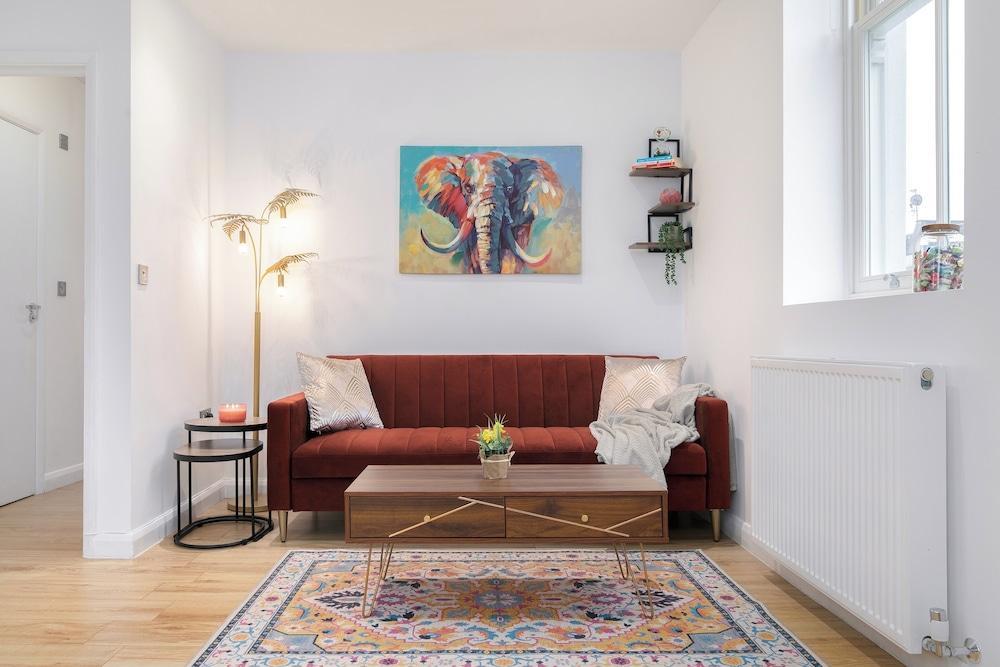 Deluxe 1 Bed Apartment, London - Tap to explore photos
