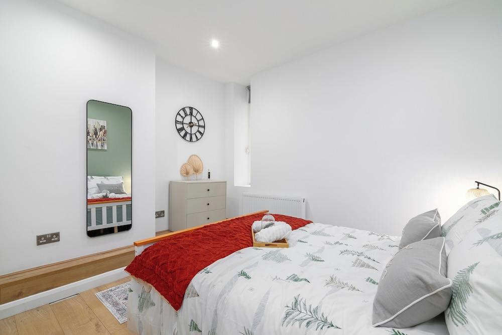Deluxe 1 Bed Apartment, London - Tap to explore photos