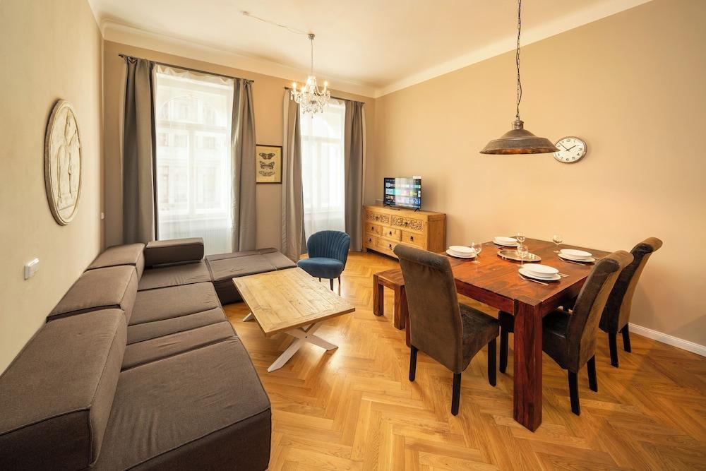 1 Bed Flat - Sleeps 5 - Parking - Wifi - Tap to explore photos