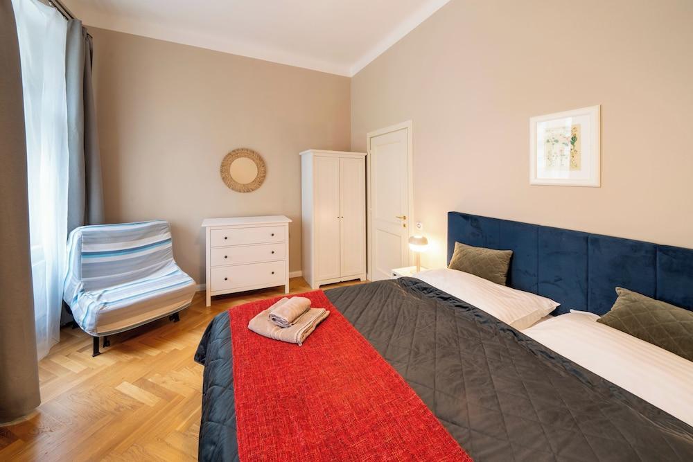 1 Bed Flat - Sleeps 5 - Parking - Wifi - Tap to explore photos