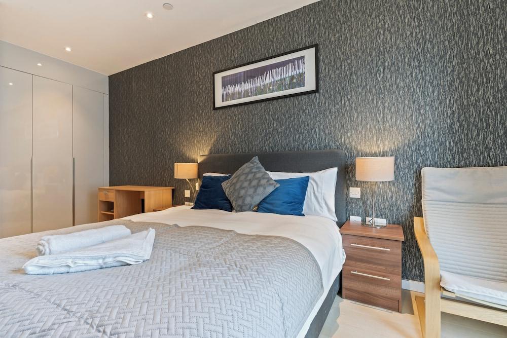 Elegant 2 Bed Apartment Within Many Attractions - Tap to explore photos