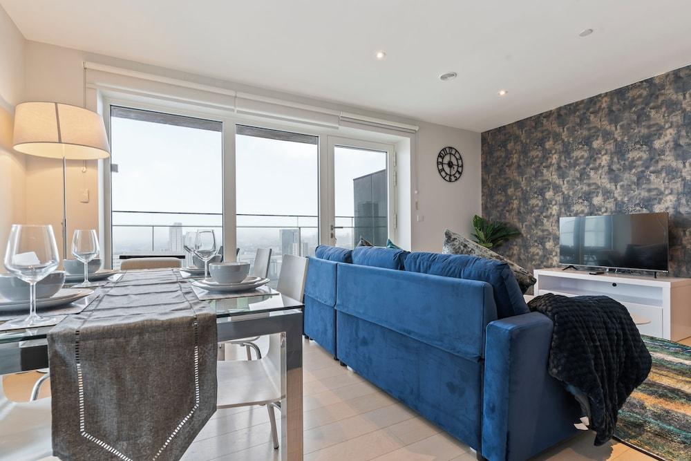 Elegant 2 Bed Apartment Within Many Attractions - Tap to explore photos