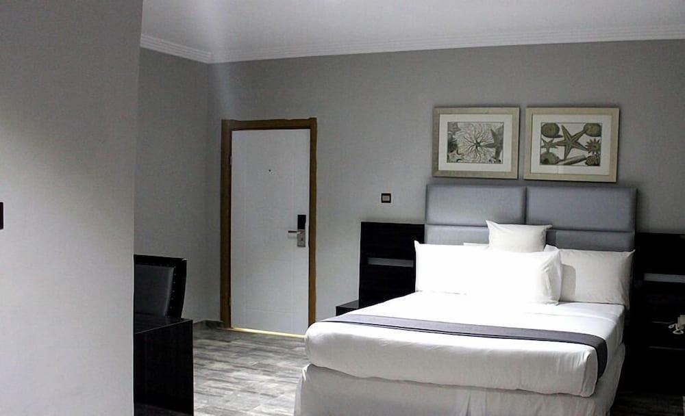Ellyxville Hotel Room Type - Basic Room