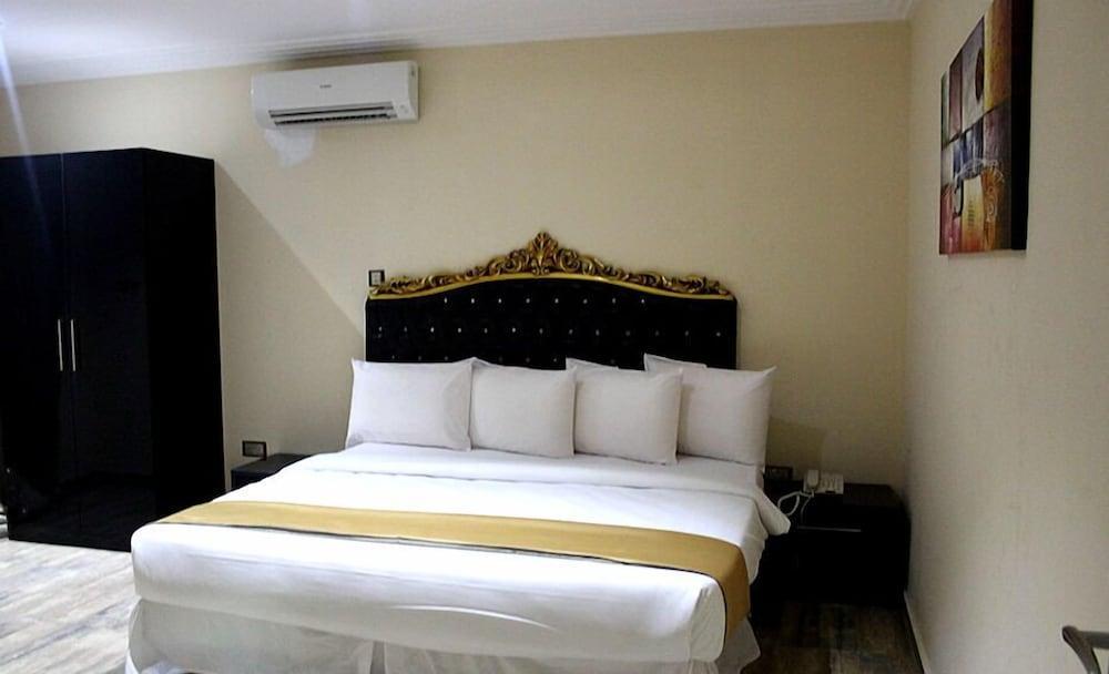 Ellyxville Hotel Room Type - Executive Studio