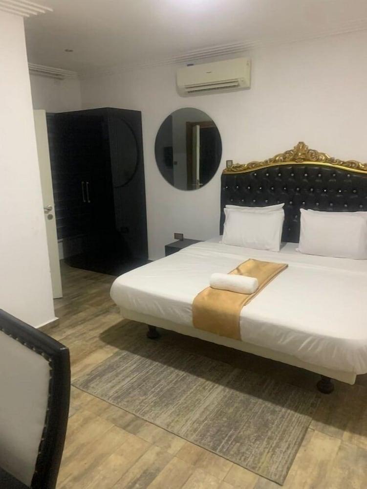 Ellyxville Hotel Room Type - Family Room