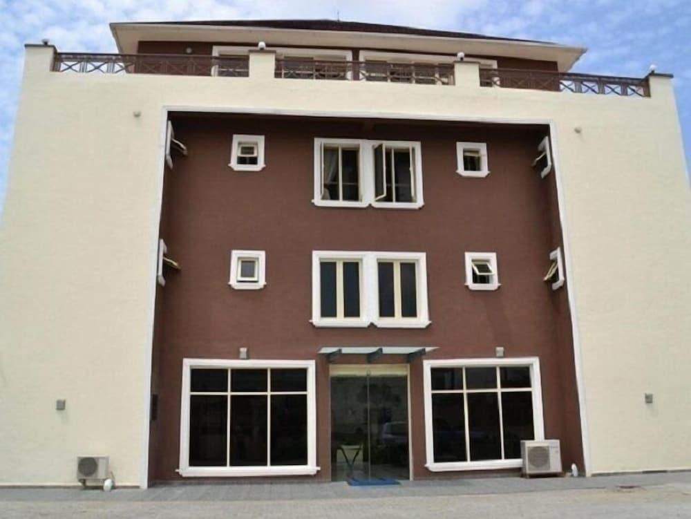 Ellyxville Hotel
