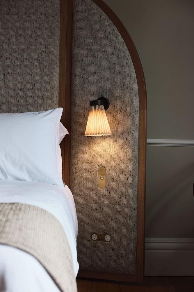 Empire Hotel Room Type - Deluxe Room, 1 Queen Bed, City View