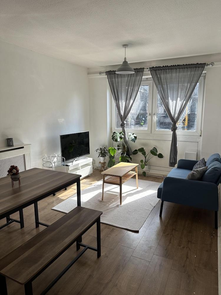 Fab Excel London Flat, Warm Cosy Liz Line - Tap to explore photos