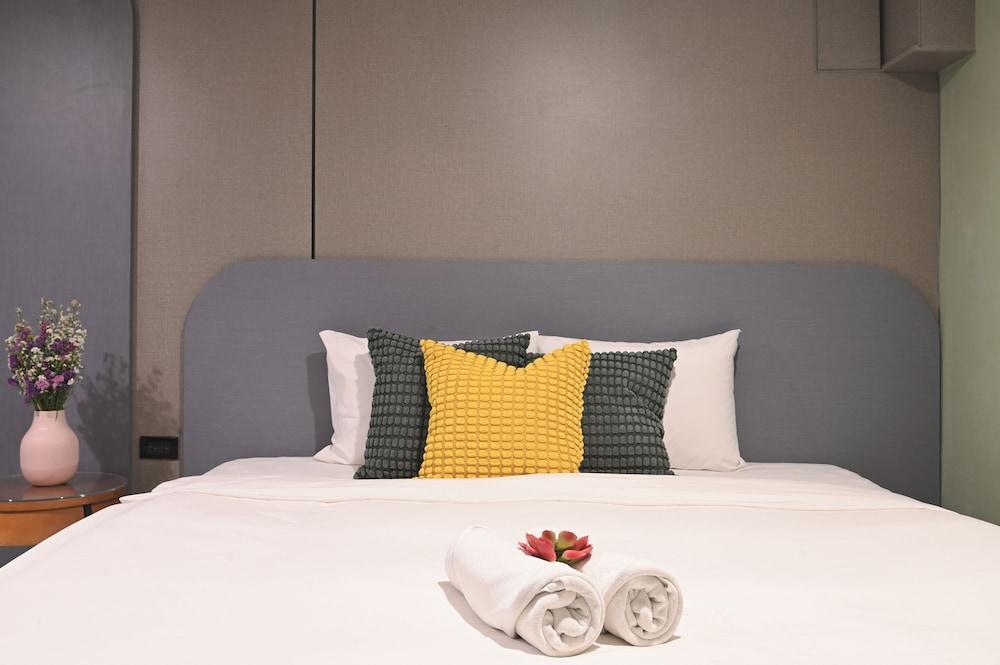 Floton Bangkok Hotel Room Type - Suite Balcony