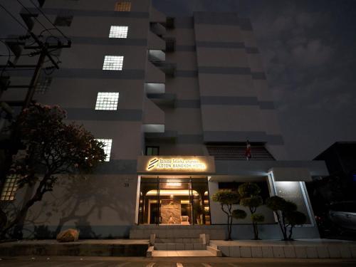 Floton Bangkok Hotel - Tap to explore photos
