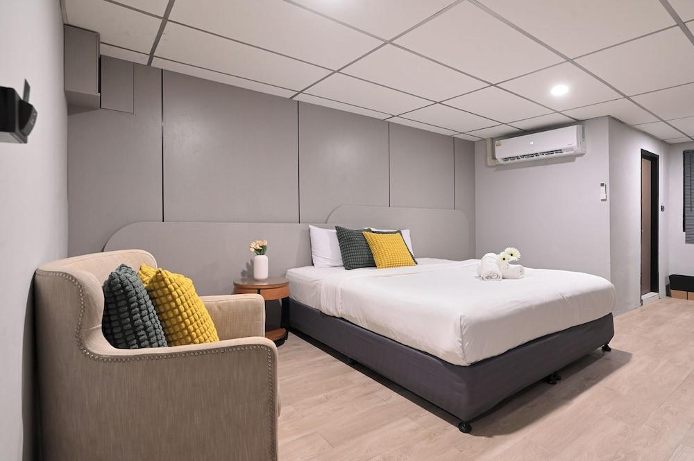 Floton Bangkok Hotel Room Type - Standard Balcony