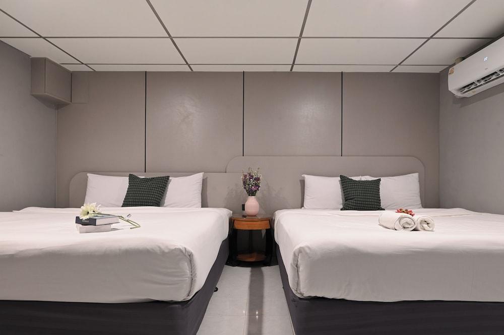 Floton Bangkok Hotel Room Type - Superior Balcony