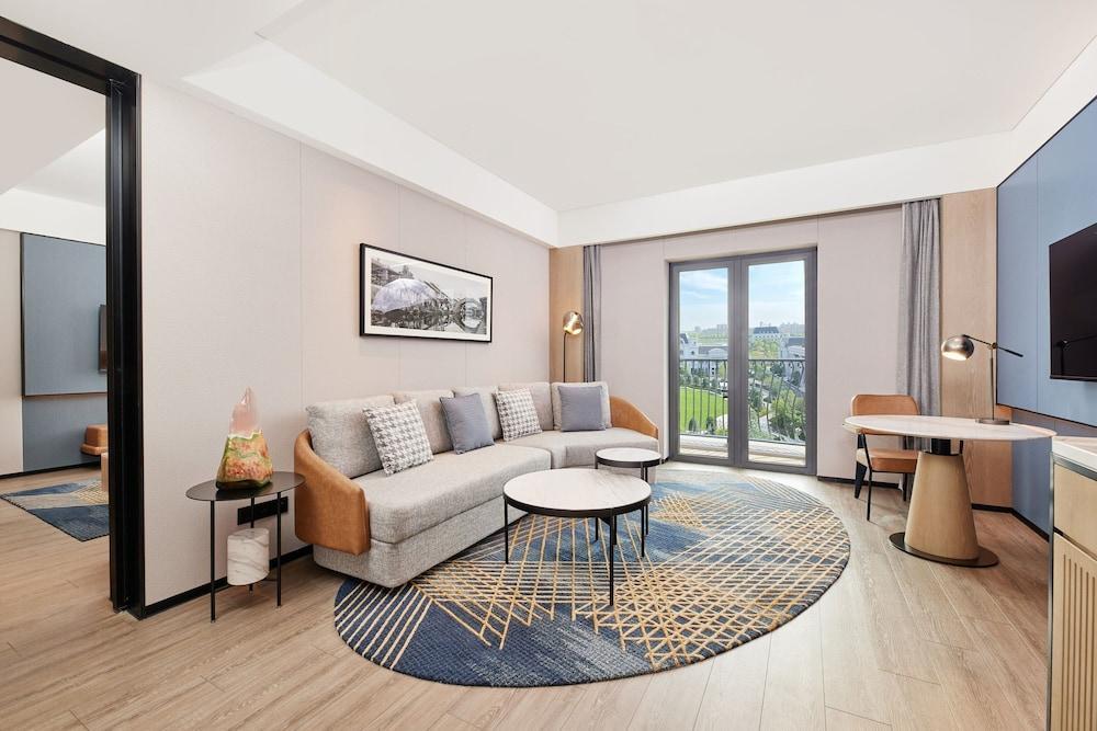 Four Points By Sheraton Shanghai Fengjing Room Type - Suite, 1 Bedroom, Lake View