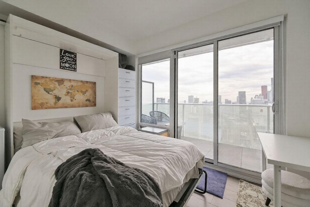 Teahouse Condos in Downtown Toronto Room Type - Superior Apartment, 3 Bedrooms, Balcony, City View