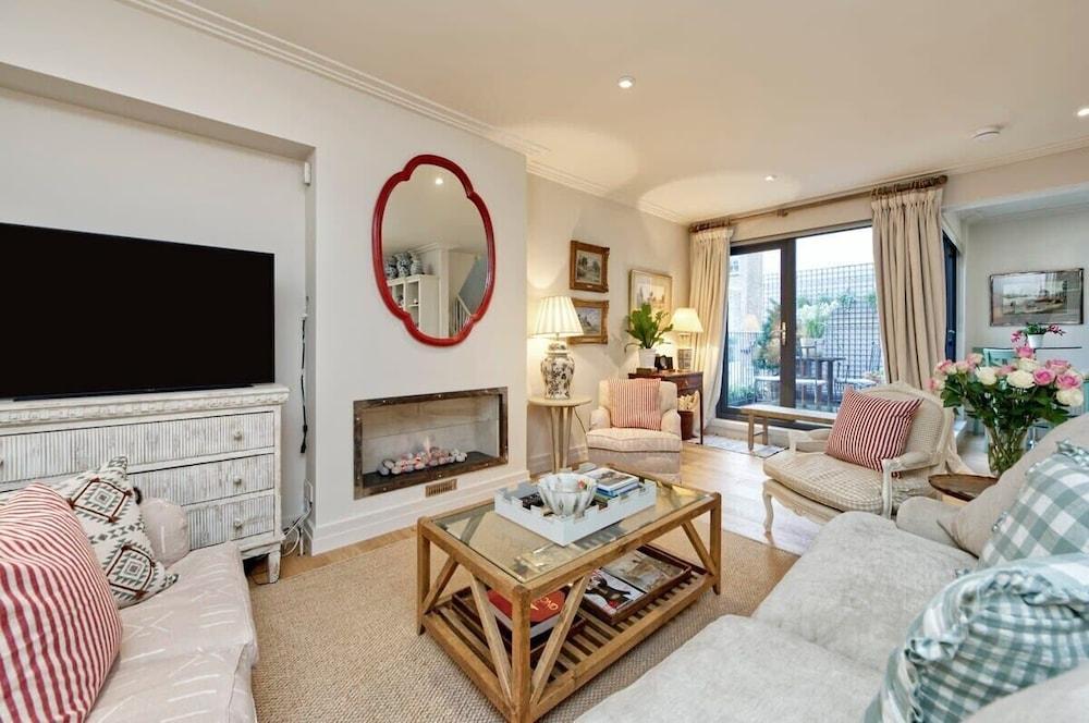 Gorgeous 4-bed House Near Museums Hyde Park - Tap to explore photos