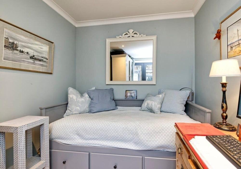 Gorgeous 4-bed House Near Museums Hyde Park - Tap to explore photos