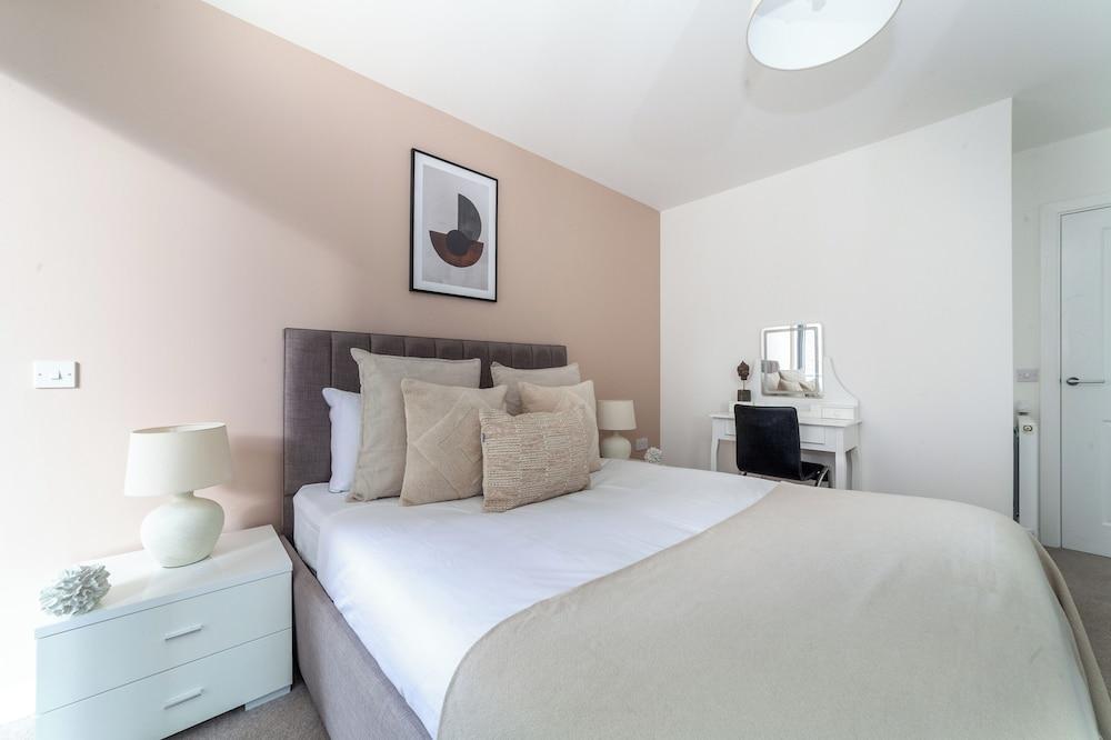 Gorgeous Apartment in Prospect Park - Tap to explore photos