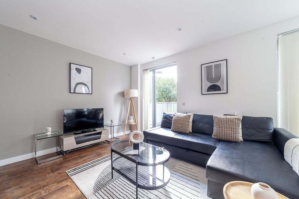 Gorgeous Apartment in Prospect Park - Tap to explore photos
