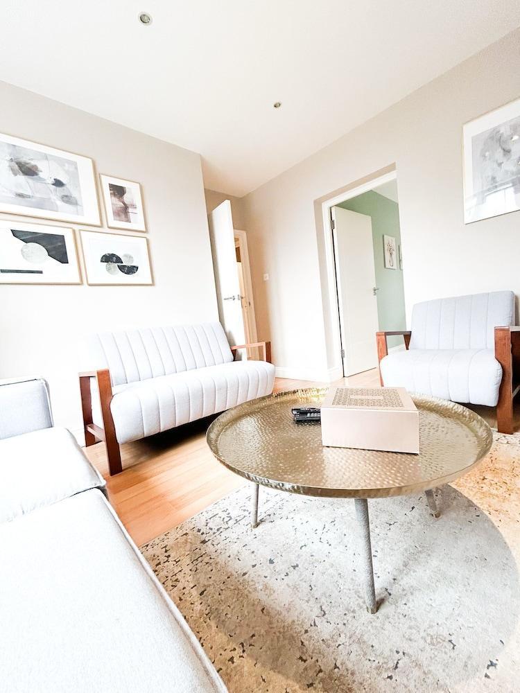 Hammersmith 2 Bedroom Flat River Thames - Tap to explore photos